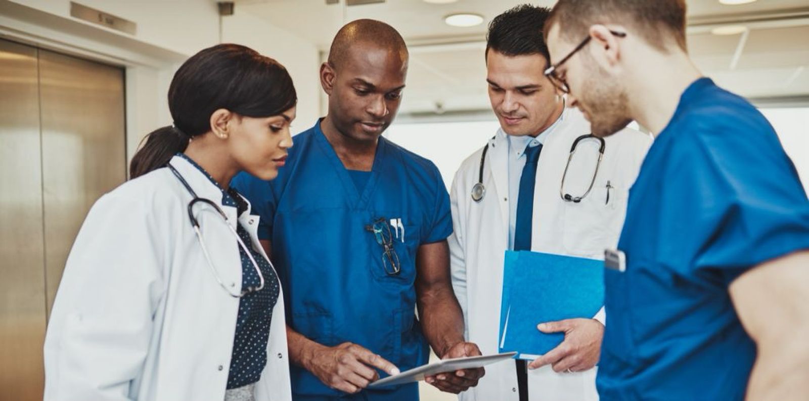 Equipo de profesionales de la salud revisando un informe