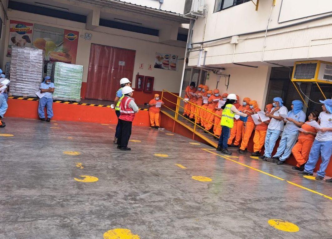 Trabajadores formados durante un simulacro de evacuación