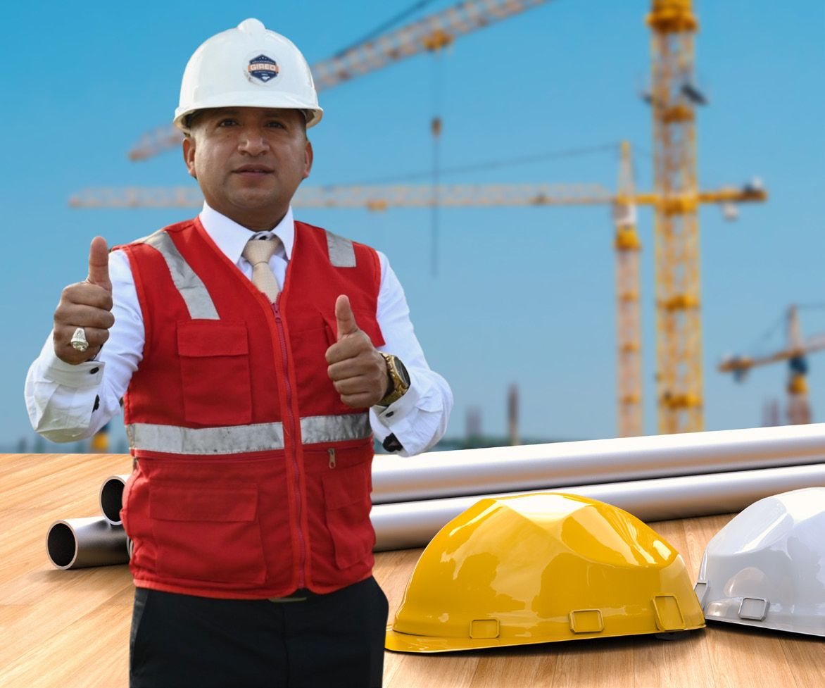 Supervisor de seguridad con chaleco rojo en una obra de construcción
